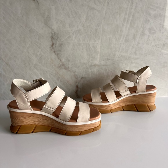 Sorel Joanie III Ankle Strap Sandals - Picture 3 of 10